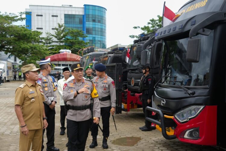 Gubernur Bersama Kapolda Kaltara Pimpin Apel Gelar Pasukan Operasi Ketupat Kayan 2025