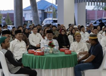 Buka Puasa Bersama: Gubernur Dan Wagub Bagikan 682 Paket Sembako Ke Masyarakat