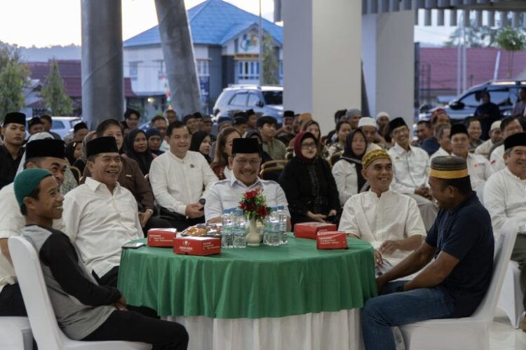 Buka Puasa Bersama: Gubernur Dan Wagub Bagikan 682 Paket Sembako Ke Masyarakat