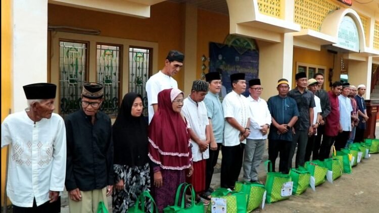 Gubernur Kaltara Safari Ramadan di Tana Tidung, Bagikan Sembako ke Warga