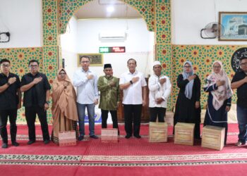 Kapolda Kaltara Berikan Bantuan Peralatan Shalat untuk Santri di Masjid Al-Ma’aruf Selumit Pantai