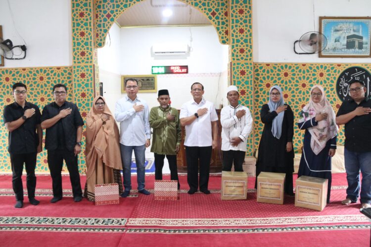 Kapolda Kaltara Berikan Bantuan Peralatan Shalat untuk Santri di Masjid Al-Ma’aruf Selumit Pantai