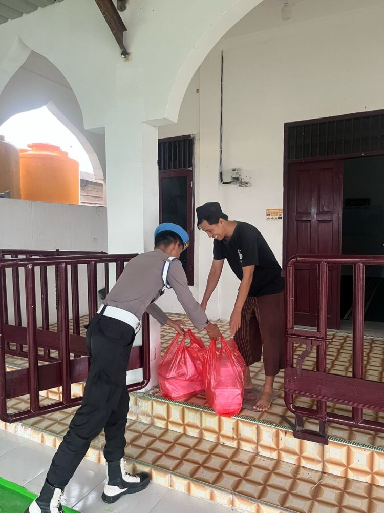 Kegiatan Bidpropam Polda Kaltara: Berbagi Berkah Ramadhan di Mushola Darul Muttaqim Tanjung Selor