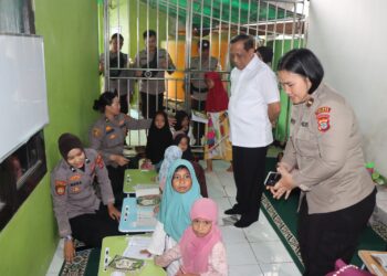 Moment Penuh Kasih kapolda Kaltara Dengan Santri TPA AL-MA’ARUF Selumit Pantai
