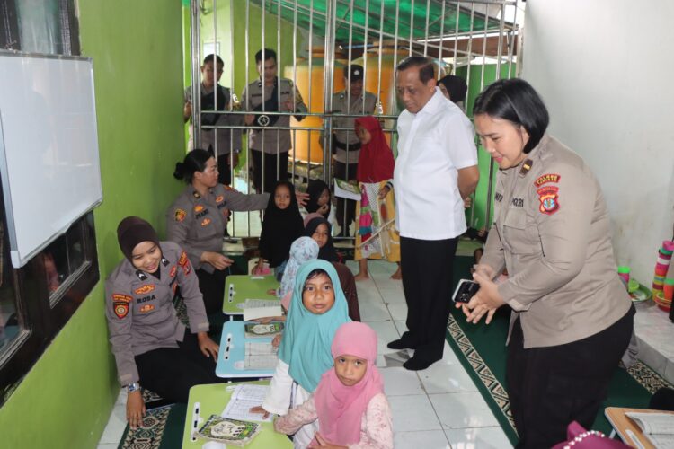 Moment Penuh Kasih kapolda Kaltara Dengan Santri TPA AL-MA’ARUF Selumit Pantai
