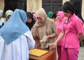 Bhayangkari Cabang Tarakan Dukung Perubahan Wilayah Selumit Pantai Melalui Pelatihan Membuat Kue Kering