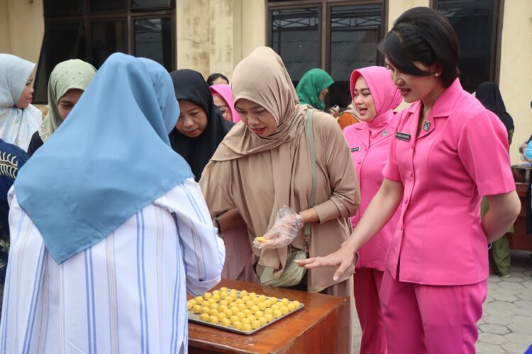 Bhayangkari Cabang Tarakan Dukung Perubahan Wilayah Selumit Pantai Melalui Pelatihan Membuat Kue Kering