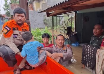 TNI-Polri Bantu Evakuasi Korban Banjir 1,5 Meter yang Mau Cuci Darah