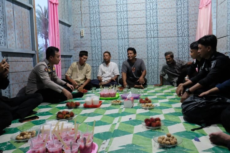 Pererat Kebersamaan dengan Tokoh Masyarakat Desa Tanjung Buka, Personel Bidhumas Polda Kaltara Gelar Buka Puasa Bersama
