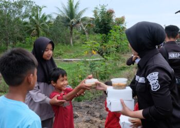 Sinergi Bidhumas Polda Kaltara dan Masyarakat di Bulan Ramadhan, Serunya Bagi-Bagi Takjil di Desa Tanjung Buka