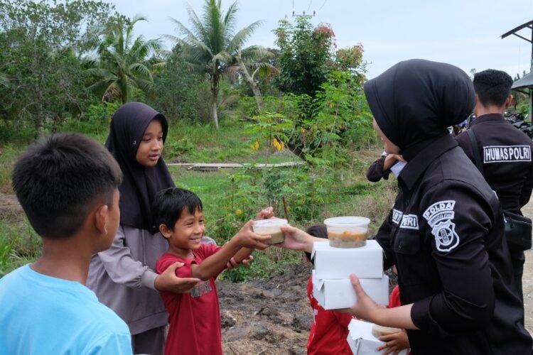 Sinergi Bidhumas Polda Kaltara dan Masyarakat di Bulan Ramadhan, Serunya Bagi-Bagi Takjil di Desa Tanjung Buka
