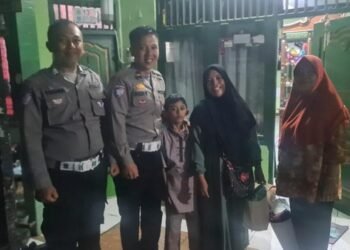 Sisi Humanis Anggota Polisi Bantu Ibu-Anak yang Kehabisan Tiket