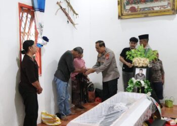 Kapolda Kaltara Bersama Jajaran Sambangi Kediaman Personel Berduka di Teluk Selimau