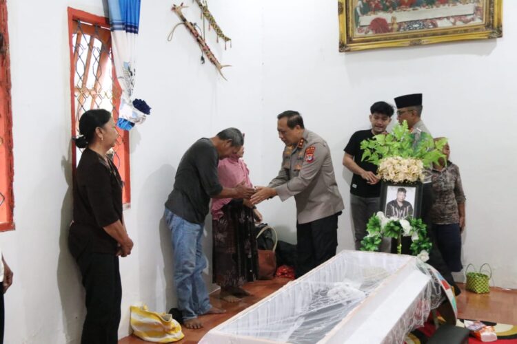 Kapolda Kaltara Bersama Jajaran Sambangi Kediaman Personel Berduka di Teluk Selimau