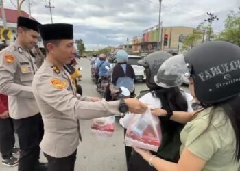 Berbagi Semangat Ramadhan, Polda Kaltara dan Mahasiswa Universitas Kaltara Bagikan Takjil Gratis di Jalan Sengkawit