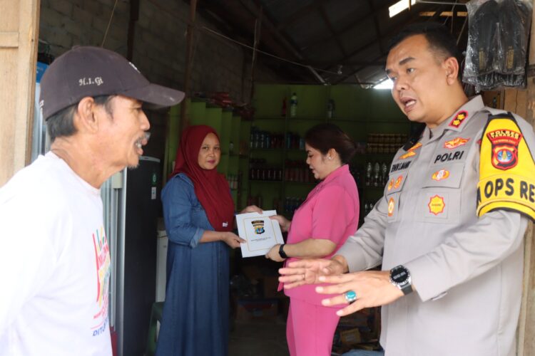 Kapolres Tarakan Serahkan Bantuan untuk Korban Kebakaran di Jembatan Bongkok
