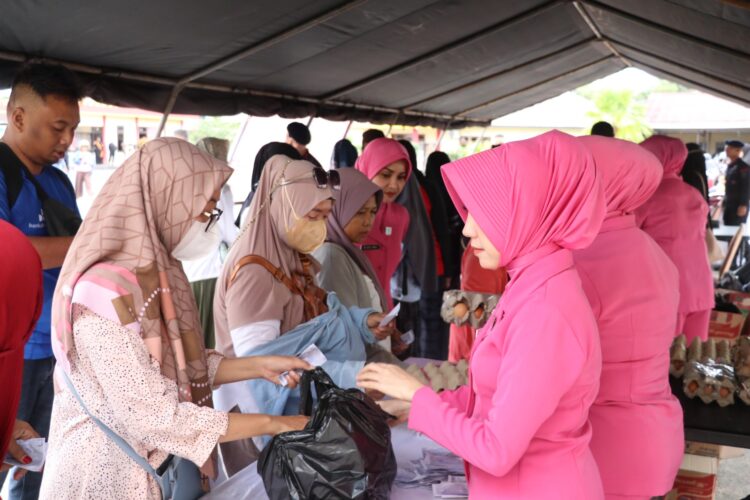 Satbrimob Polda Kaltara Gelar Bazar Sembako Murah dan Pasar Ramadan Untuk Masyarakat