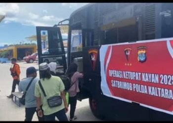 Brimob Polda Kaltara Bantu Angkut Pemudik di Pelabuhan SDF Selama Operasi Ketupat Kayan 2025