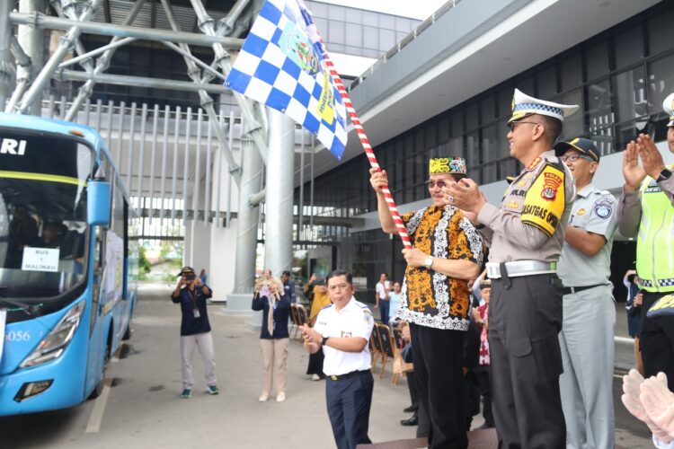 Dalam Rangka Program Layanan Mudik Gratis Lebaran Tahun 2025, Ditlantas Polda Kaltara Berikan Pengawalan Kepada Armada Bus Damri