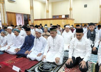 Wakapolda Kaltara dan Personil Polda Kaltara Bersama Masyarakat Laksanakan Sholat Idul Fitri 1446 H