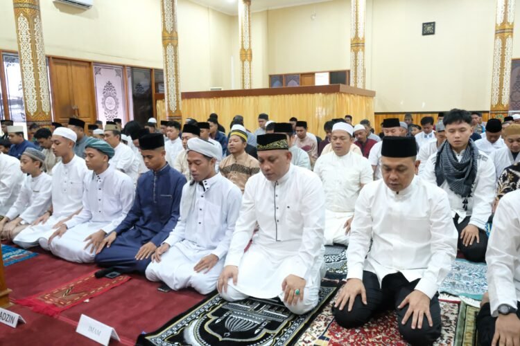 Wakapolda Kaltara dan Personil Polda Kaltara Bersama Masyarakat Laksanakan Sholat Idul Fitri 1446 H