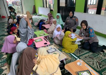 Sentuhan Humanis Polwan Polres Tarakan: Terangi Langkah Anak-anak Selumit Pantai Belajar Mengaji