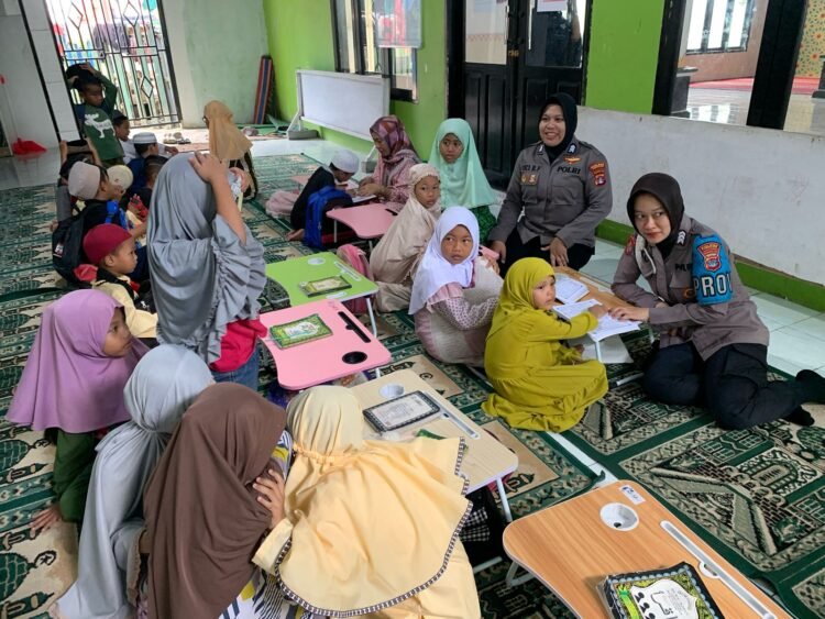 Sentuhan Humanis Polwan Polres Tarakan: Terangi Langkah Anak-anak Selumit Pantai Belajar Mengaji