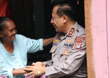 Hangatnya Momen Kapolda Kaltara Bersama Nenek Maimunah di Tengah Pemulihan Pascabanjir