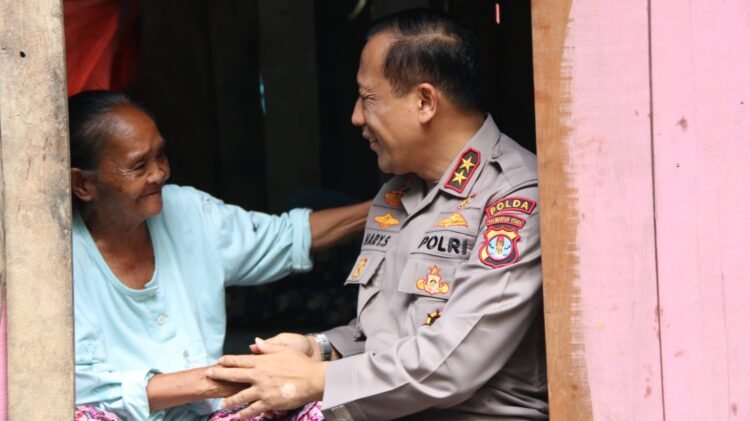 Hangatnya Momen Kapolda Kaltara Bersama Nenek Maimunah di Tengah Pemulihan Pascabanjir