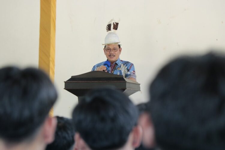 Wagub Ingkong Ala Letakkan Batu Pertama Pembangunan Gedung Serbaguna SMTK Long Bia