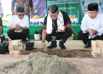 Gubernur Zainal Resmikan Peletakan Batu Pertama Pembangunan Masjid Dan Madrasah Hurrasul Aqidah