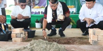 Gubernur Zainal Resmikan Peletakan Batu Pertama Pembangunan Masjid Dan Madrasah Hurrasul Aqidah