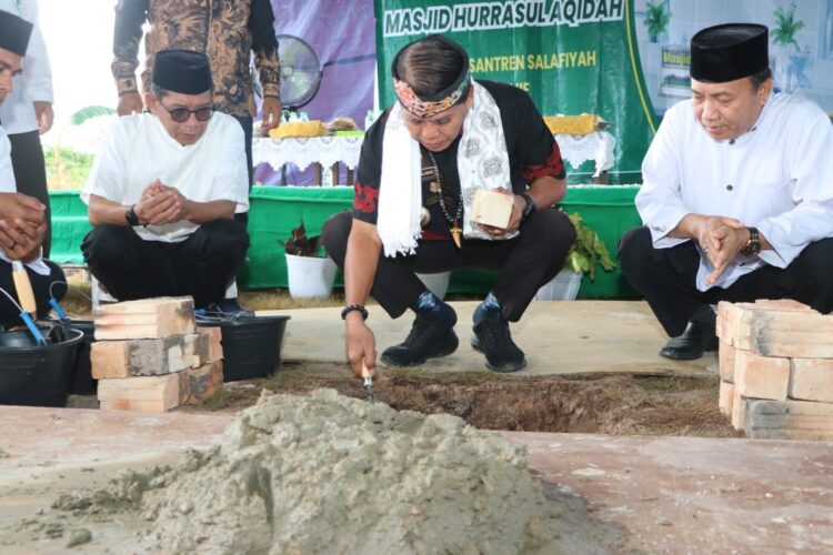 Gubernur Zainal Resmikan Peletakan Batu Pertama Pembangunan Masjid Dan Madrasah Hurrasul Aqidah
