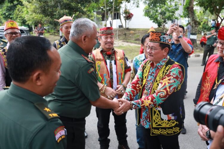 Dihadapan Pangdam VI/Mlw, Wagub Ingkong Ala Sampaikan Hasil Kunkernya di Kota Kuching Malaysia