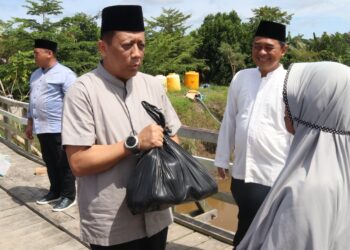 Makna Idul Adha, Kapolda Kaltara Serahkan 4 Ekor Sapi Qurban untuk Warga SP 6 hingga SP 9 Tanjung Buka