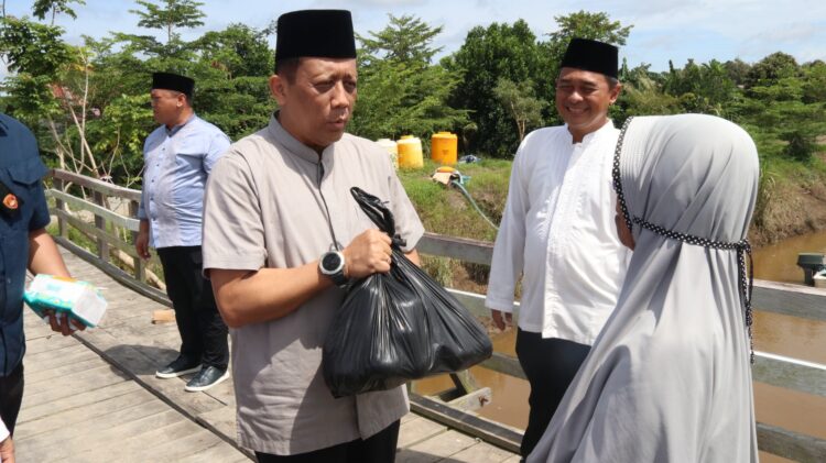 Makna Idul Adha, Kapolda Kaltara Serahkan 4 Ekor Sapi Qurban untuk Warga SP 6 hingga SP 9 Tanjung Buka