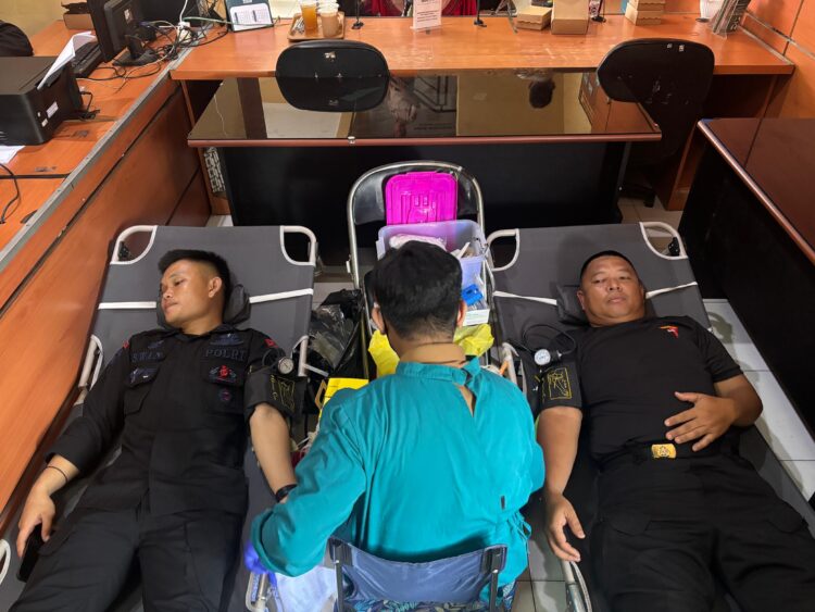 Personel Satbrimob Polda Kaltara Ikuti Bakti Kesehatan Donor Darah Dalam Rangka Menyambut Hari Bhayangkara Ke-79