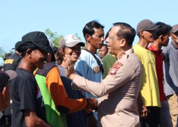 Kapolda Kaltara Tinjau Pembangunan Jembatan SP 6 B dan Serahkan Bantuan Lampu Tenaga Surya