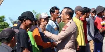 Kapolda Kaltara Tinjau Pembangunan Jembatan SP 6 B dan Serahkan Bantuan Lampu Tenaga Surya