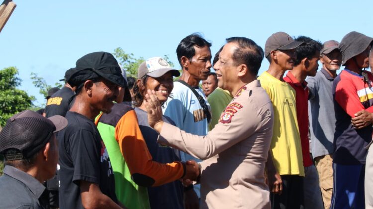 Kapolda Kaltara Tinjau Pembangunan Jembatan SP 6 B dan Serahkan Bantuan Lampu Tenaga Surya