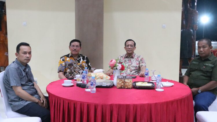 Kapolda Kaltara dan PJU Polda Kaltara Saksikan Pagelaran Wayang Kulit “Amarta Binangun” dalam Rangka Hari Bhayangkara ke-79 Lewat Via YouTube