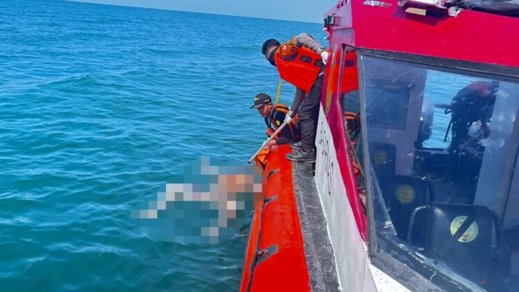 Tim SAR Kompi 2 Batalyon B Pelopor Temukan Korban Terakhir Insiden Kapal Terbalik di Perairan Sebatik