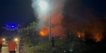Malam-Malam Kebakaran Lahan di KM 4, Dit Samapta Polda Kaltara Gerak Cepat Padamkan Api