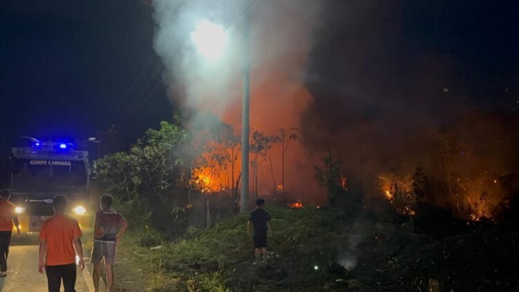 Malam-Malam Kebakaran Lahan di KM 4, Dit Samapta Polda Kaltara Gerak Cepat Padamkan Api