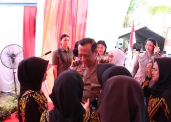 Tangis Haru Iringi Penampilan Paduan Suara Anak-Anak Selumit Pantai