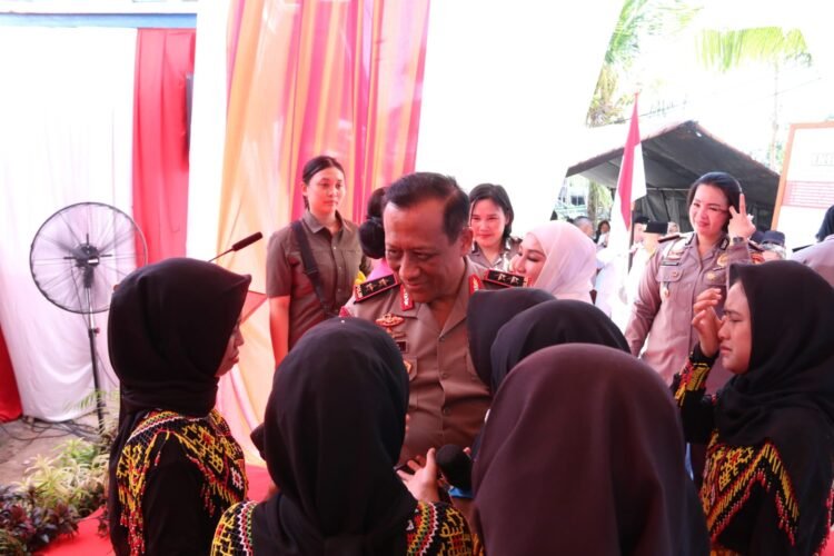 Tangis Haru Iringi Penampilan Paduan Suara Anak-Anak Selumit Pantai