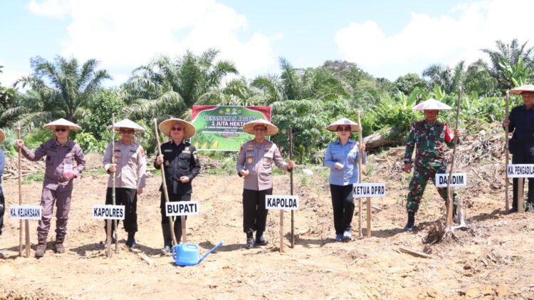 Kapolda Kaltara Hadiri Kegiatan Tanam Jagung 1 Juta Hektar di Malinau
