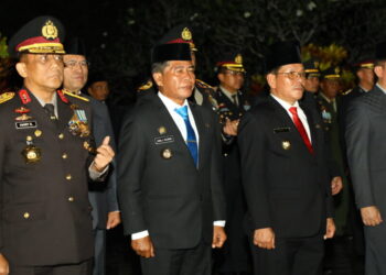 Gubernur dan Wagub Beri Penghormatan Pada Apel Kehormatan dan Renungan Suci di TMP Telabang Bangsa