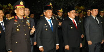 Gubernur dan Wagub Beri Penghormatan Pada Apel Kehormatan dan Renungan Suci di TMP Telabang Bangsa