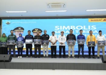 Gubernur Serahkan Bankeu Parpol Secara Simbolis